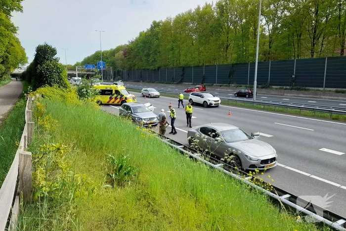 Maserati raakt beschadigd bij kop-staart aanrijding