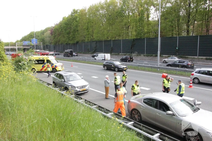 Maserati raakt beschadigd bij kop-staart aanrijding