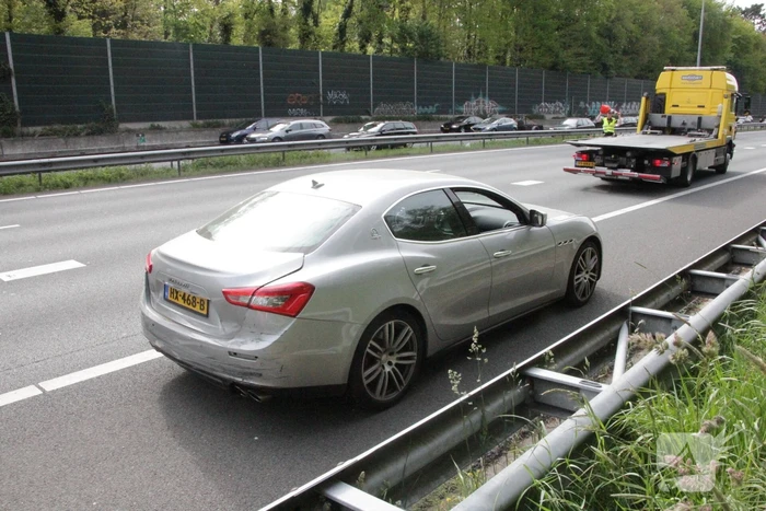 Maserati raakt beschadigd bij kop-staart aanrijding