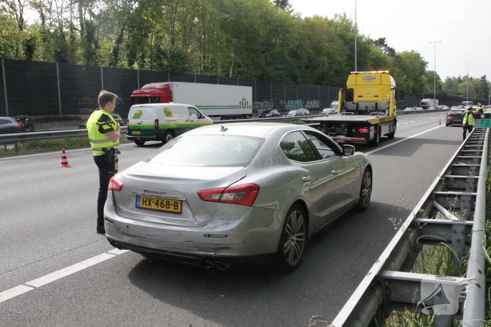 Maserati raakt beschadigd bij kop-staart aanrijding
