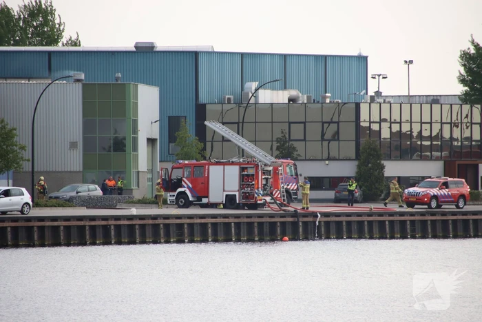 Brand in loods met papier