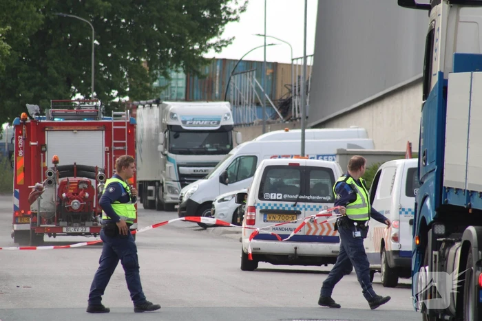 Brand in loods met papier