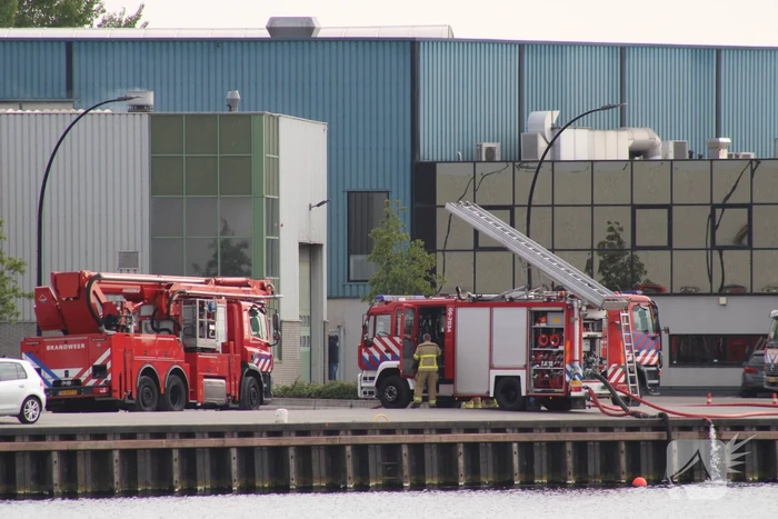 Brand in loods met papier