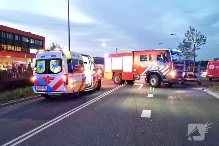 Omstanders houden auto boven water na ongeval, bestuurder overleden
