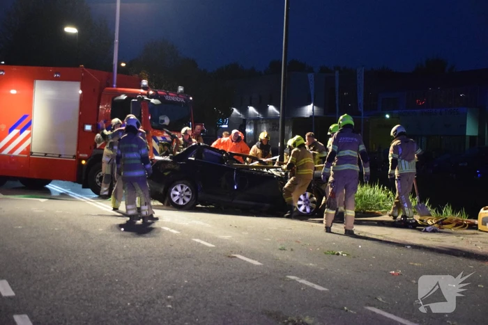 Omstanders houden auto boven water na ongeval, bestuurder overleden