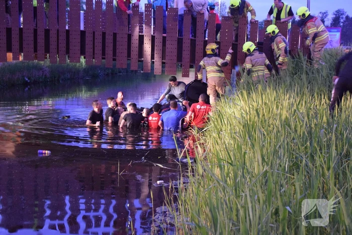 Omstanders houden auto boven water na ongeval, bestuurder overleden