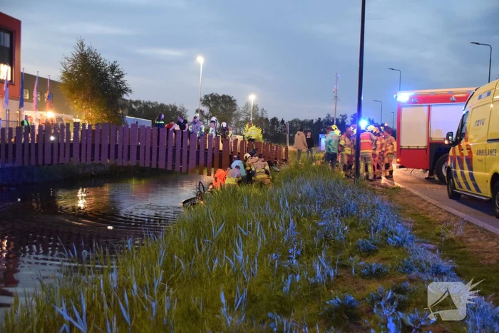 Omstanders houden auto boven water na ongeval, bestuurder overleden