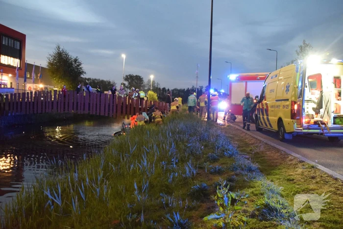Omstanders houden auto boven water na ongeval, bestuurder overleden
