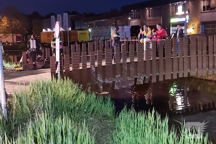 Omstanders houden auto boven water na ongeval, bestuurder overleden