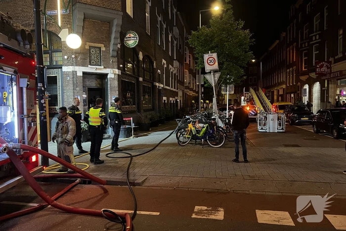 Hulpdiensten bestrijden brand in cafe