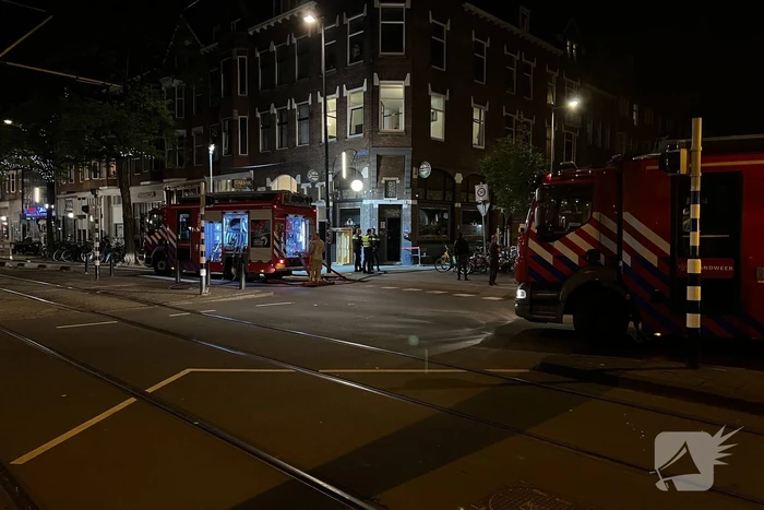 Hulpdiensten bestrijden brand in cafe