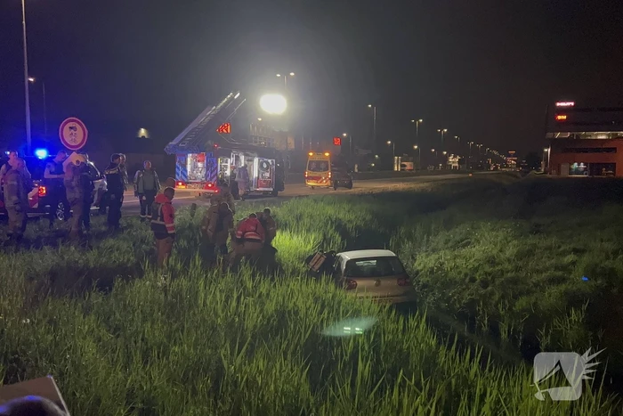 Brandweer redt persoon in voertuig uit sloot