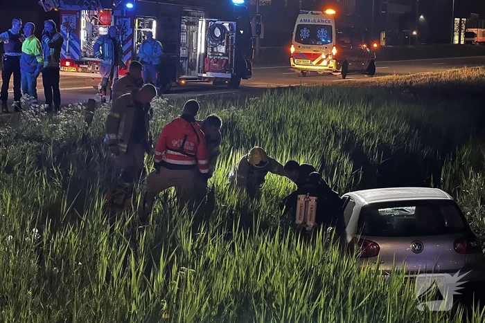 Brandweer redt persoon in voertuig uit sloot