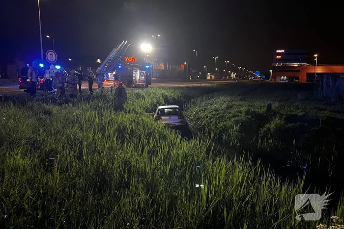 Brandweer redt persoon in voertuig uit sloot