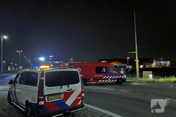 Brandweer redt persoon in voertuig uit sloot