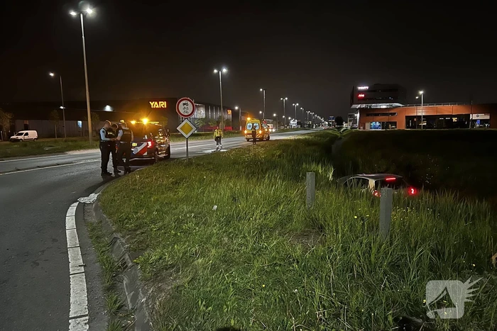 Brandweer redt persoon in voertuig uit sloot