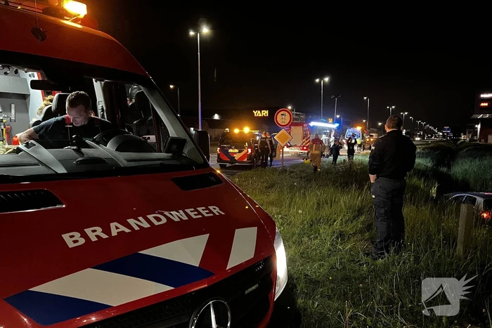 Brandweer redt persoon in voertuig uit sloot