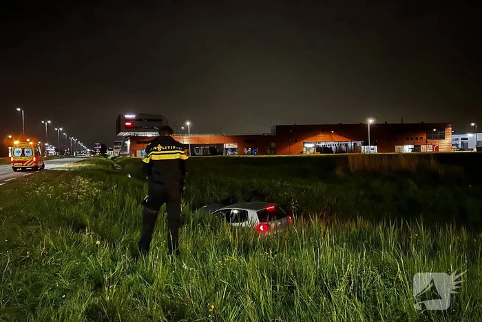 Brandweer redt persoon in voertuig uit sloot