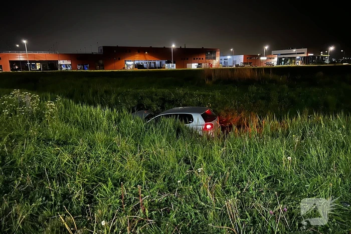 Brandweer redt persoon in voertuig uit sloot