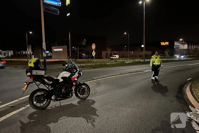 Brandweer redt persoon in voertuig uit sloot