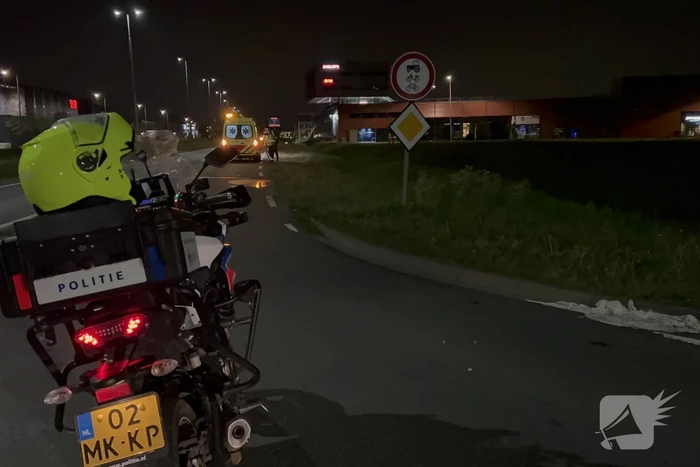 Brandweer redt persoon in voertuig uit sloot