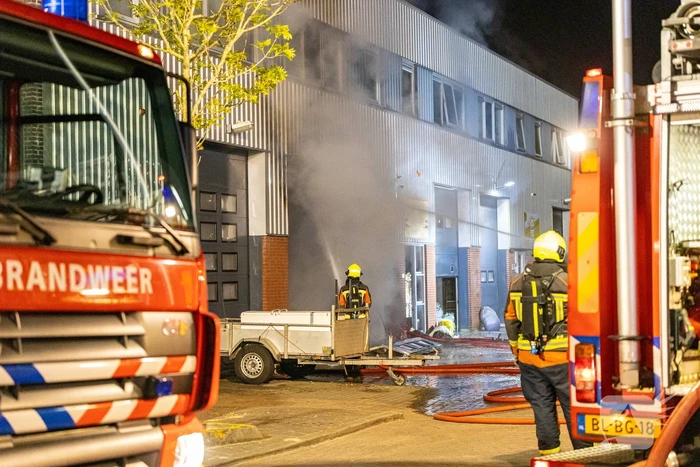 Grote uitslaande brand in wasserette