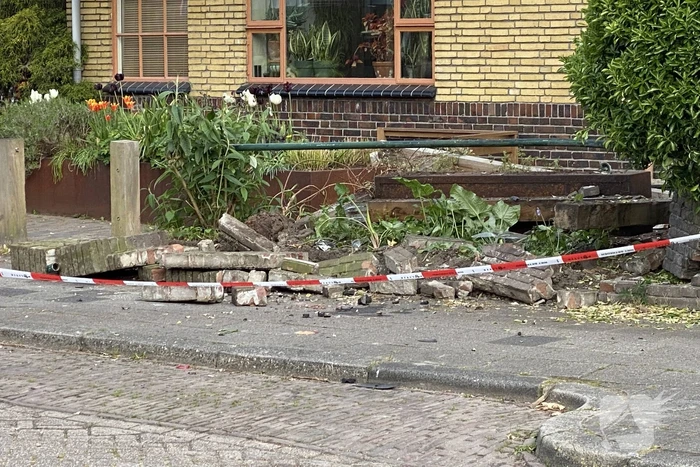 Minderjarige bestuurt personenauto en belandt in voortuin