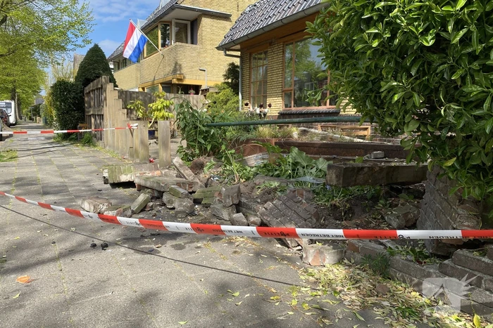 Minderjarige bestuurt personenauto en belandt in voortuin