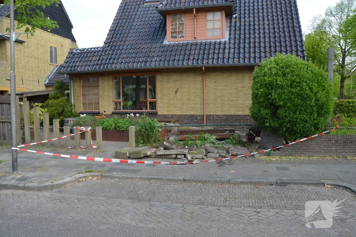Minderjarige bestuurt personenauto en belandt in voortuin