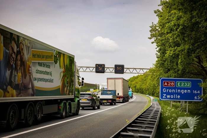 Rijstrook afgesloten door ongeval op snelweg