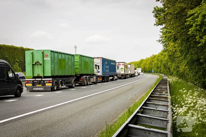 Rijstrook afgesloten door ongeval op snelweg