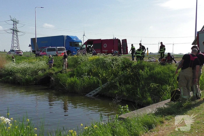 Brandweerduikers doen onderzoek in water na aangetroffen fiets