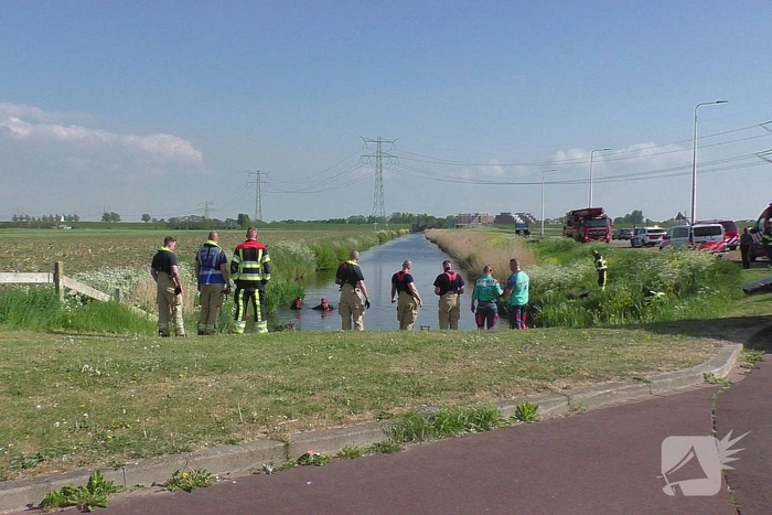 Brandweerduikers doen onderzoek in water na aangetroffen fiets