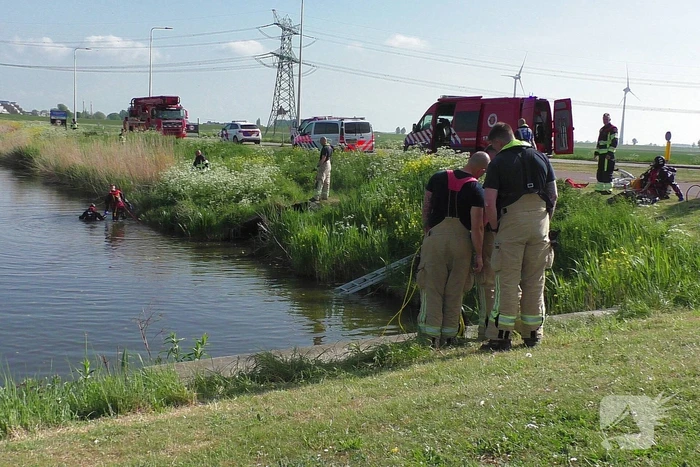 Brandweerduikers doen onderzoek in water na aangetroffen fiets