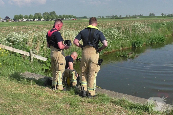 Brandweerduikers doen onderzoek in water na aangetroffen fiets
