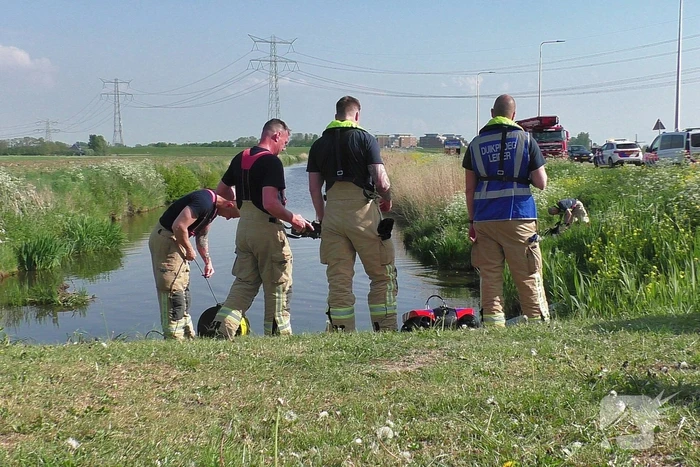 Brandweerduikers doen onderzoek in water na aangetroffen fiets