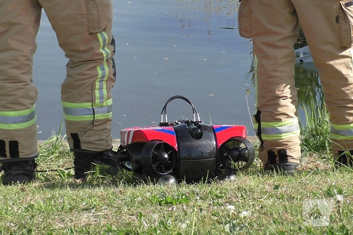 Brandweerduikers doen onderzoek in water na aangetroffen fiets