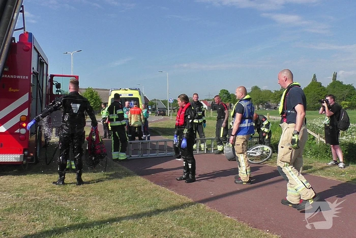 Brandweerduikers doen onderzoek in water na aangetroffen fiets