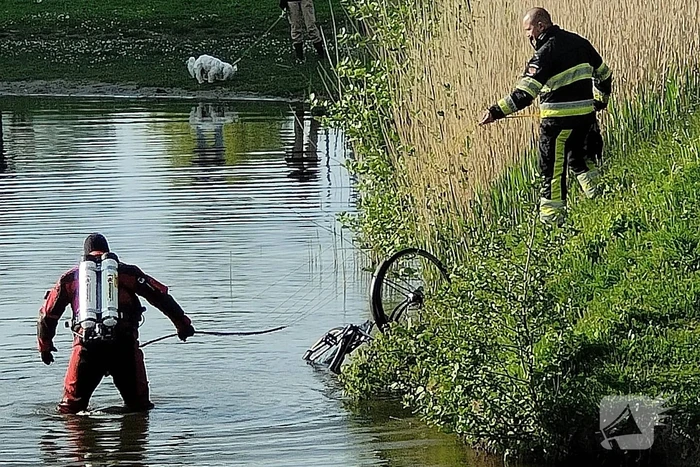 Zoekactie na aantreffen fiets in water