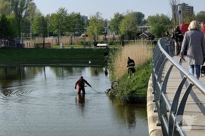 Zoekactie na aantreffen fiets in water