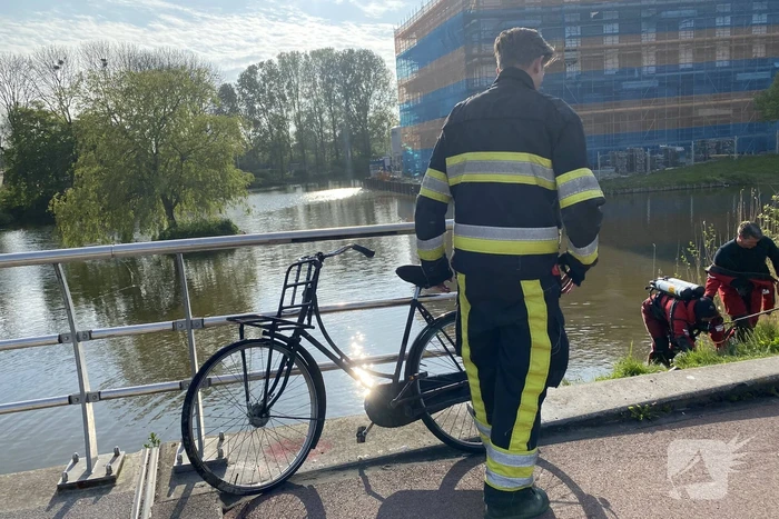 Zoekactie na aantreffen fiets in water