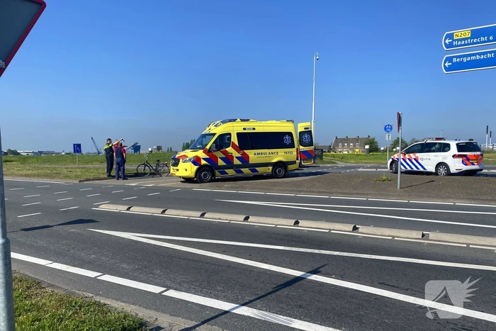 Fietser ziet auto over het hoofd en raakt gewond