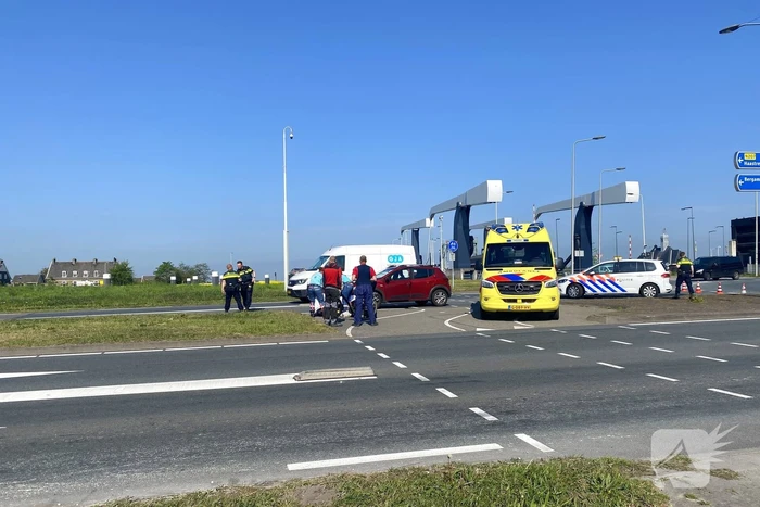 Fietser ziet auto over het hoofd en raakt gewond