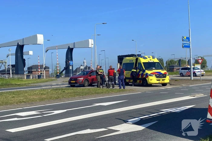Fietser ziet auto over het hoofd en raakt gewond