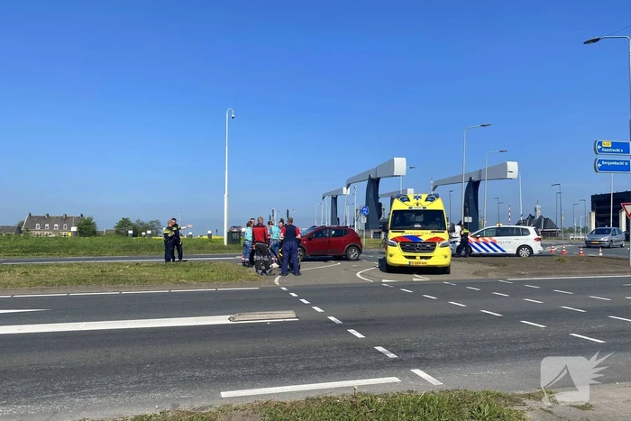 Fietser ziet auto over het hoofd en raakt gewond