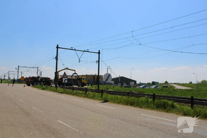 Vrachtwagen trekt bovenleiding kapot