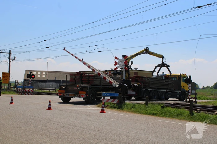 Vrachtwagen trekt bovenleiding kapot