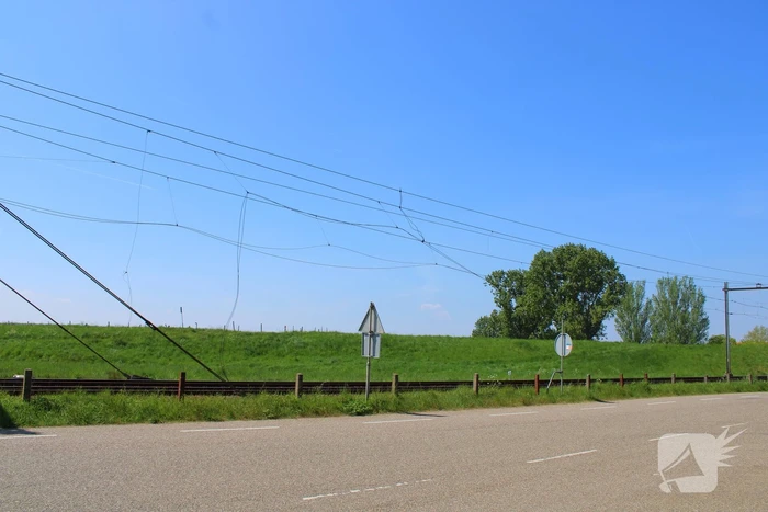Vrachtwagen trekt bovenleiding kapot