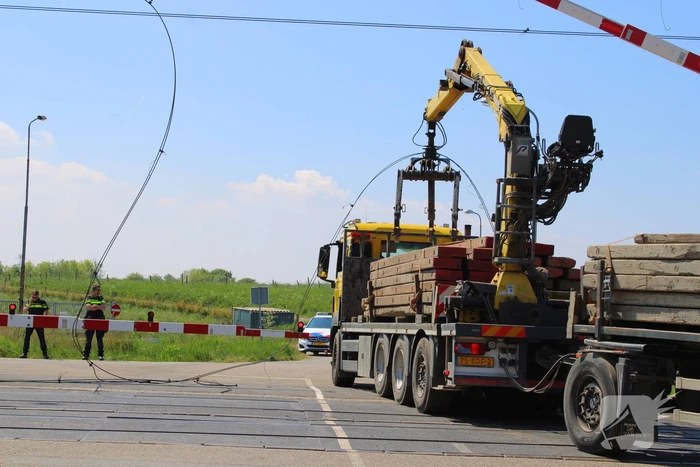 Vrachtwagen trekt bovenleiding kapot