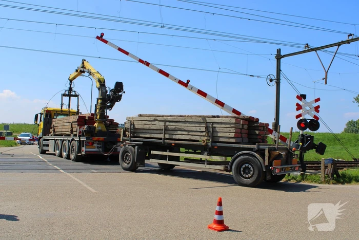Vrachtwagen trekt bovenleiding kapot